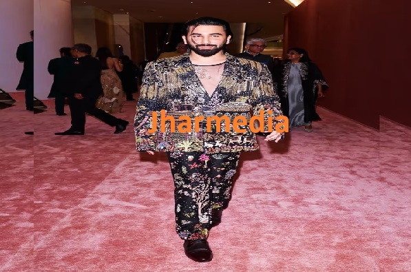 बुरे फंसे इन्फ्लुएंसर ओरी, तीर्थ स्थल पर शराब पीते पकड़े गए