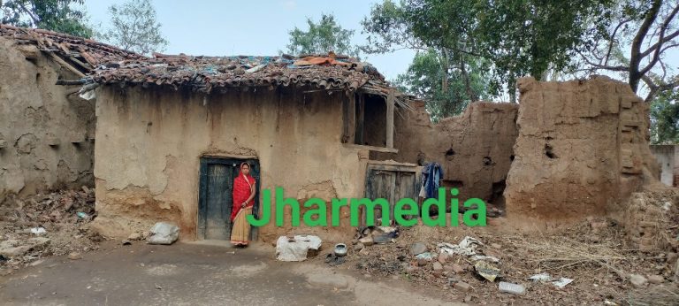 लगातार बारिश और ठंड ने ली मासूम की जान, जमीन पर सो रहा था परिवार