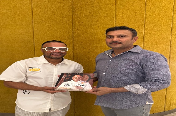 अंतरराष्ट्रीय ख्याति प्राप्त शेफ निशांत चौबे ने सुदेश महतो को भेंट की अपनी पुस्तक “स्टे विद इंडस”