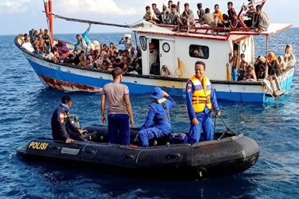 रोहिंग्या को ले जा रहा दो बोट पलटा, 427 की मौत की आशंका