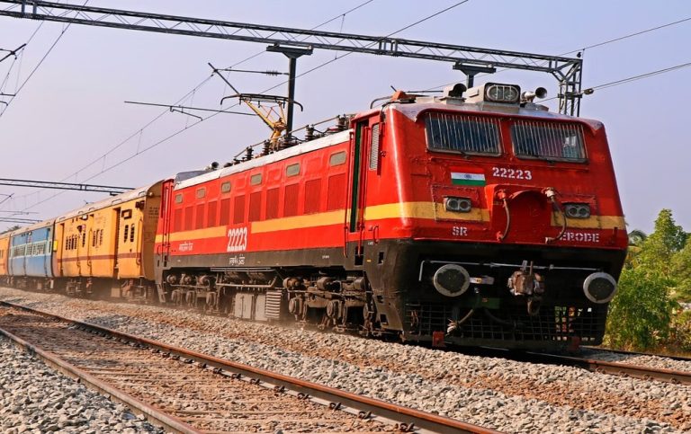 तत्काल टिकट बुकिंग के नए नियम: आधार लिंक और OTP वेरिफिकेशन अनिवार्य