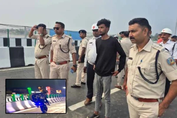 फ्लाईओवर पर स्टंट करने वाले युवक को पुलिस ने कराई सार्वजनिक परेड