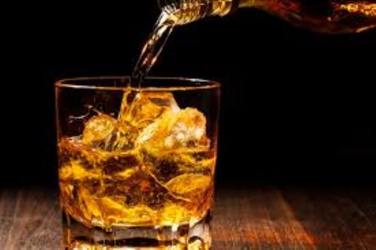 सार्वजनिक स्थान पर शराब पीते 25 लोग पकड़े गए, विभाग ने चलाया अभियान