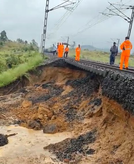 झारखंड: भारी बारिश से कहीं रेलवे ट्रैक धंसा तो कहीं घरों में घुसा पानी, देखें तस्वीरें