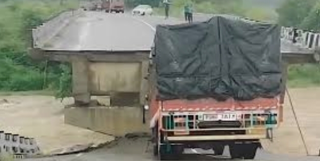 भारी बारिश से खूंटी में बनई नदी पर बना पुल धंसा