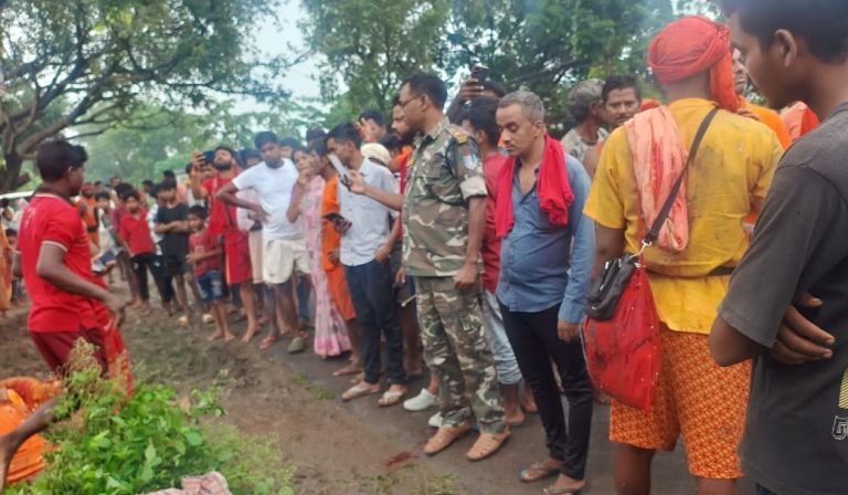 देवघर में भीषण सड़क हादसा: बस और गैस सिलेंडर ट्रक की टक्कर में 6 कांवरियों की मौत