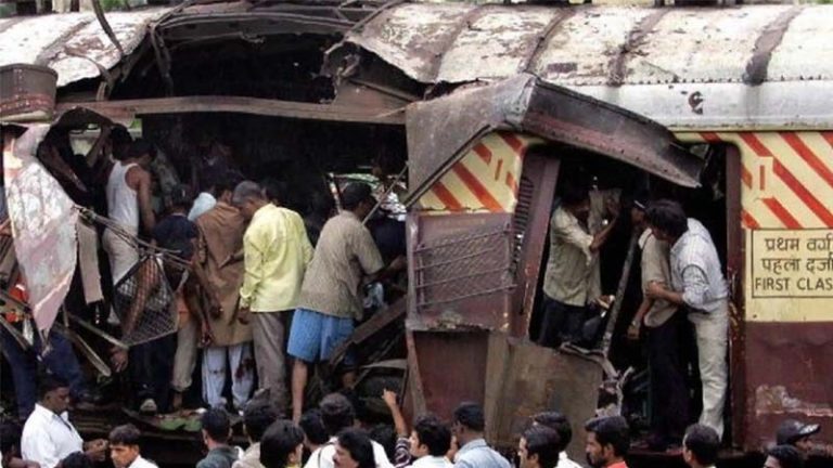 Mumbai Local Train Blast case: सुप्रीम कोर्ट ने बॉम्बे HC के फैसले पर लगाई रोक