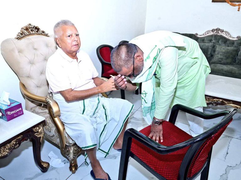 पटना में लालू यादव से मिले हेमंत सोरेन, जाना हाल