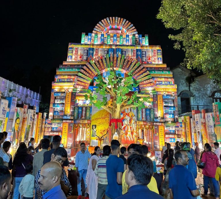 12 हज़ार पुस्तकों से बह रही ज्ञान की गंगा, रांची में लोगों को लुभा रहा यह पूजा पंडाल