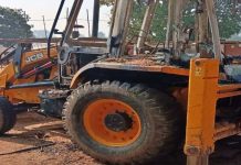 चंदवा: कॉलेज निर्माण में लगी जेसीबी और अन्य वाहनों को फूंका