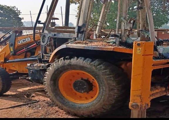 चंदवा: कॉलेज निर्माण में लगी जेसीबी और अन्य वाहनों को फूंका