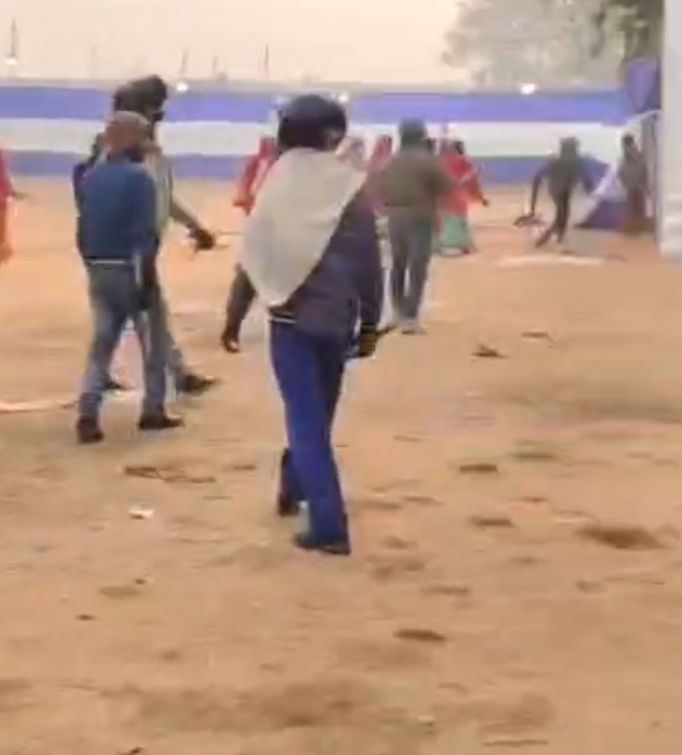 बड़कागांव में अडानी कंपनी की जनसुनवाई में बवाल, हथियार लहराते दिखे लोग