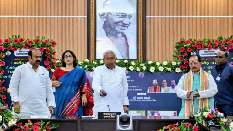 बिहार में महिलाओं की बल्ले-बल्ले, सीएम नीतीश कुमार ने खाते में भेजे 10- 10 हजार