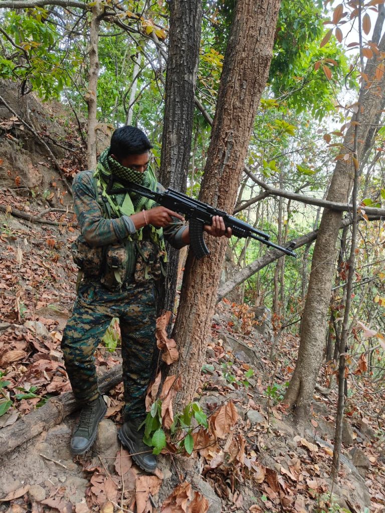 पुलिस के साथ मुठभेड़ में मारे गए चार नक्सली, हथियार बरामद