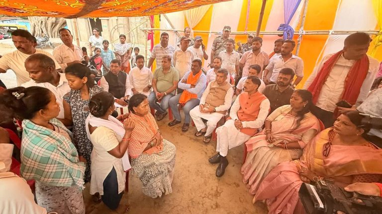 जगन्नाथपुर मंदिर हत्याकांड: बीजेपी ने कानून व्यवस्था पर उठाए सवाल, परिवार को दी आर्थिक सहायता