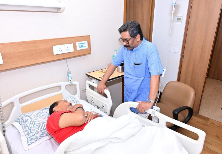 अस्पताल जाकर बीमार वित्त मंत्री से मिले सीएम हेमंत सोरेन