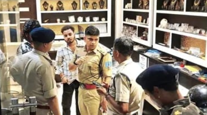 रामगढ़ में एक करोड़ के जेवर लूट का खुलासा, महिला समेत तीन आरोपी गिरफ्तार