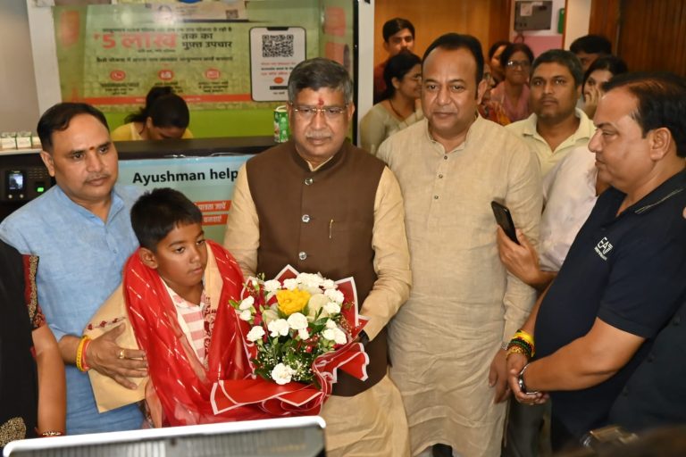 रांची के नन्हे तैराक ईशांक सिंह को भाजपा नेताओं ने घर जाकर किया सम्मानित