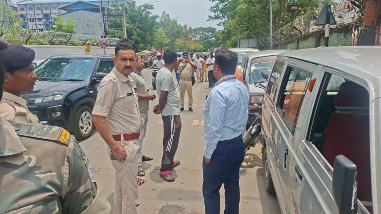 रांची में ओवरलोड स्कूल वैन पर सख्त कार्रवाई, 100 से अधिक वाहनों की जांच