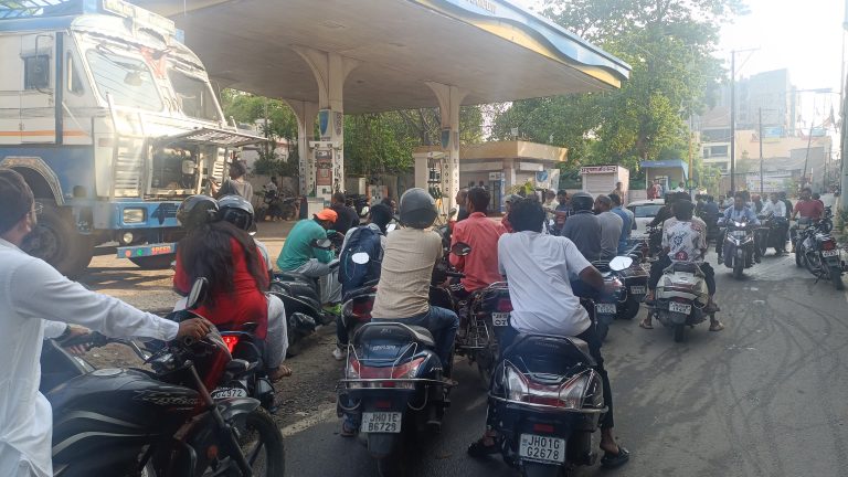 महंगाई का ट्रिपल अटैक, पेट्रोल-डीजल और CNG हुआ महंगा