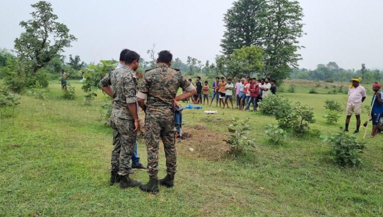 सिर कटी लाश मिलने से हड़कंप, पुलिस और एफएसएल की टीम पहुंची