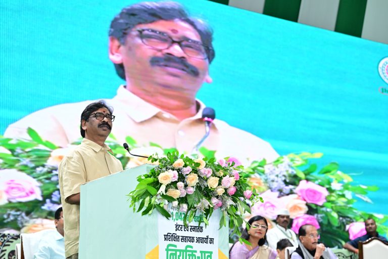 झारखंड में 1,042 नवचयनित सहायक आचार्यों को मिला नियुक्ति-पत्र, गणित और विज्ञान के शिक्षक भी मिले
