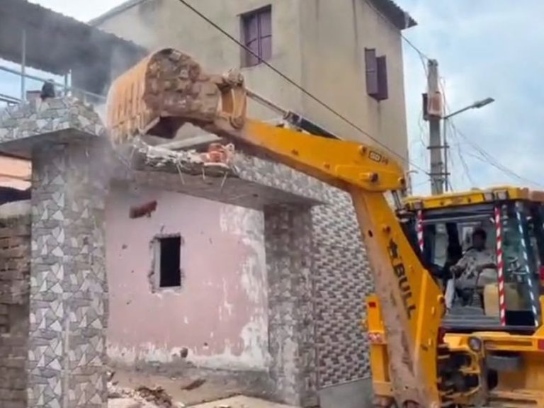 धनबाद: गैंगस्टर प्रिंस खान के घर पर चला बुलडोजर, विधायक को धमकी मामले में पुलिस का एक्शन