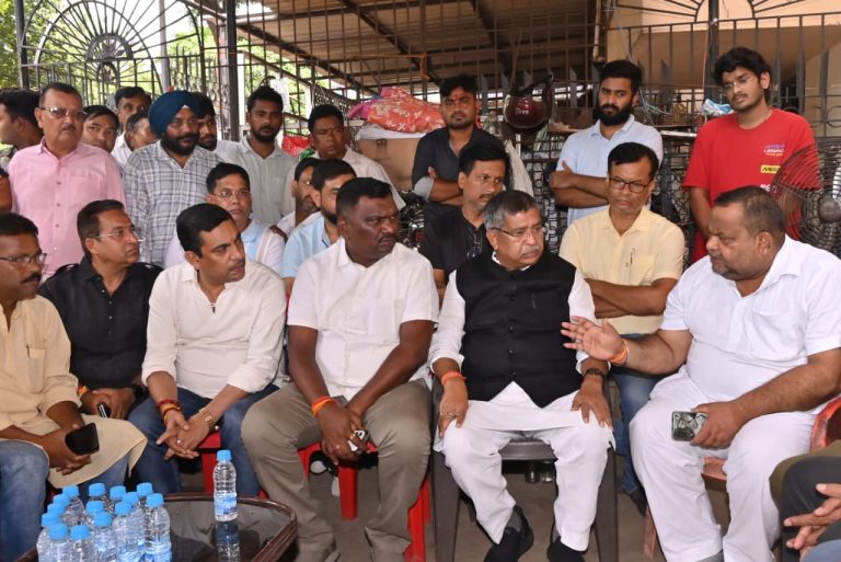 हिमांशु सिंह हत्याकांड: BJP का डेलीगेट मिला पीड़ित परिवार से, राज्य सरकार पर निशाना 