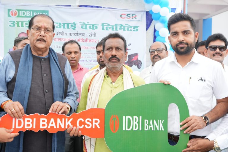 पलामू में 10 दिव्यांगजनों को मिले पेट्रोल चालित तीन पहिया वाहन, वित्त मंत्री ने सौंपी चाबियां