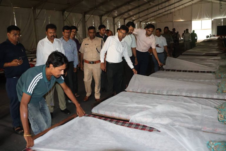 श्रावणी मेला : बासुकीनाथ टेंट सिटी में बेडशीट की जगह बिछा दिए ‘कफन’ के कपड़े