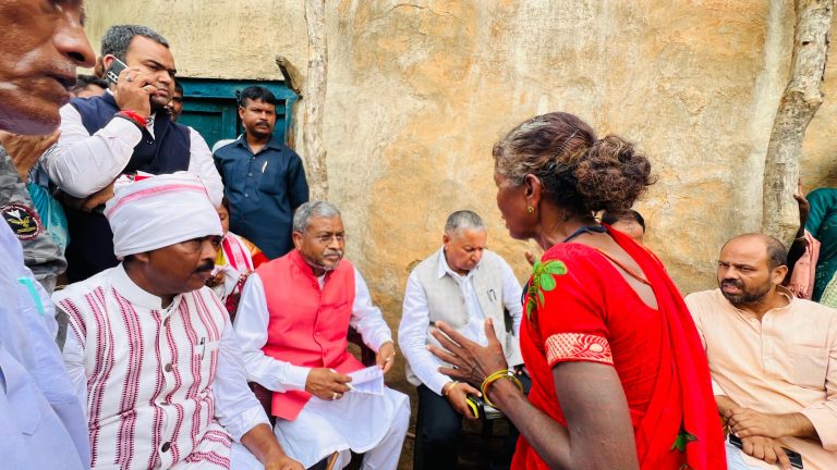 नाबालिग लड़कियों को अगवा कर दरिंदगी, पांकी में पीड़ित परिवार से मिले बाबूलाल मरांडी