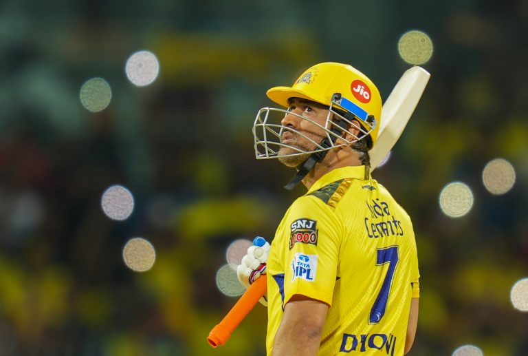 IPL खेलूंगा या नहीं, दिसंबर से पहले हो जाएगा तय, धोनी ने डॉक्टरों पर डाली जिम्मेदारी